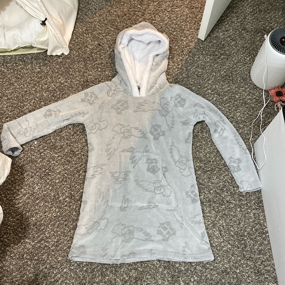 Harry Potter robe. Sliver and white. Size medium.